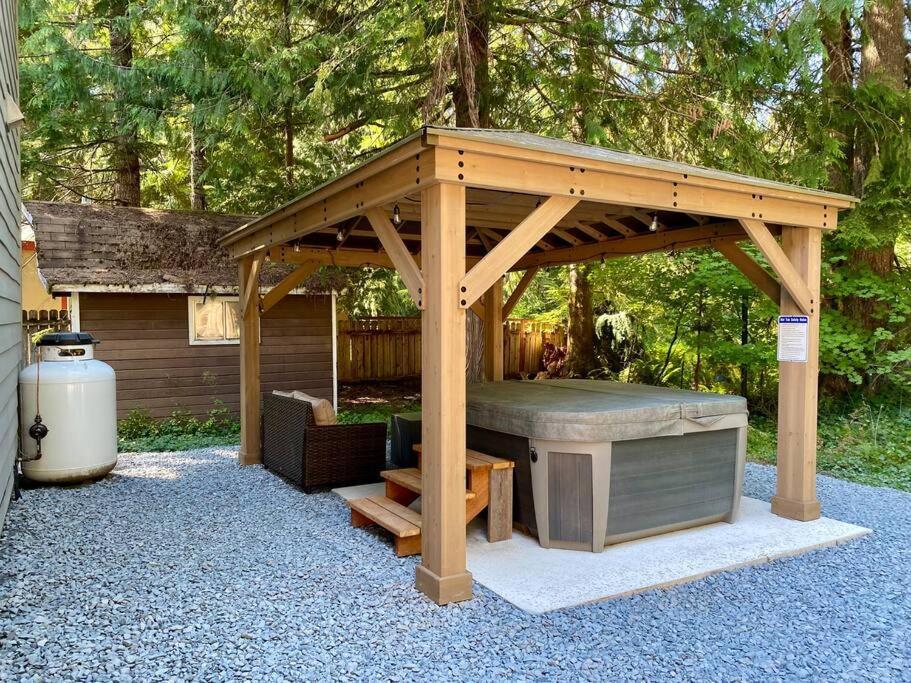 New Modern Cabin! 5Mi To Mt Rainier National Park! Hot Tub & Wifi Ашфорд Екстериор снимка